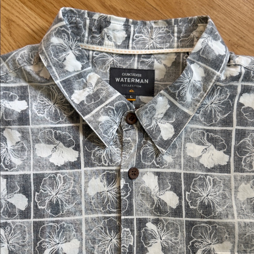 Quicksilver Waterman Gray Floral Patterned Shirt Size Large Vacation Casual - Picture 2 of 5